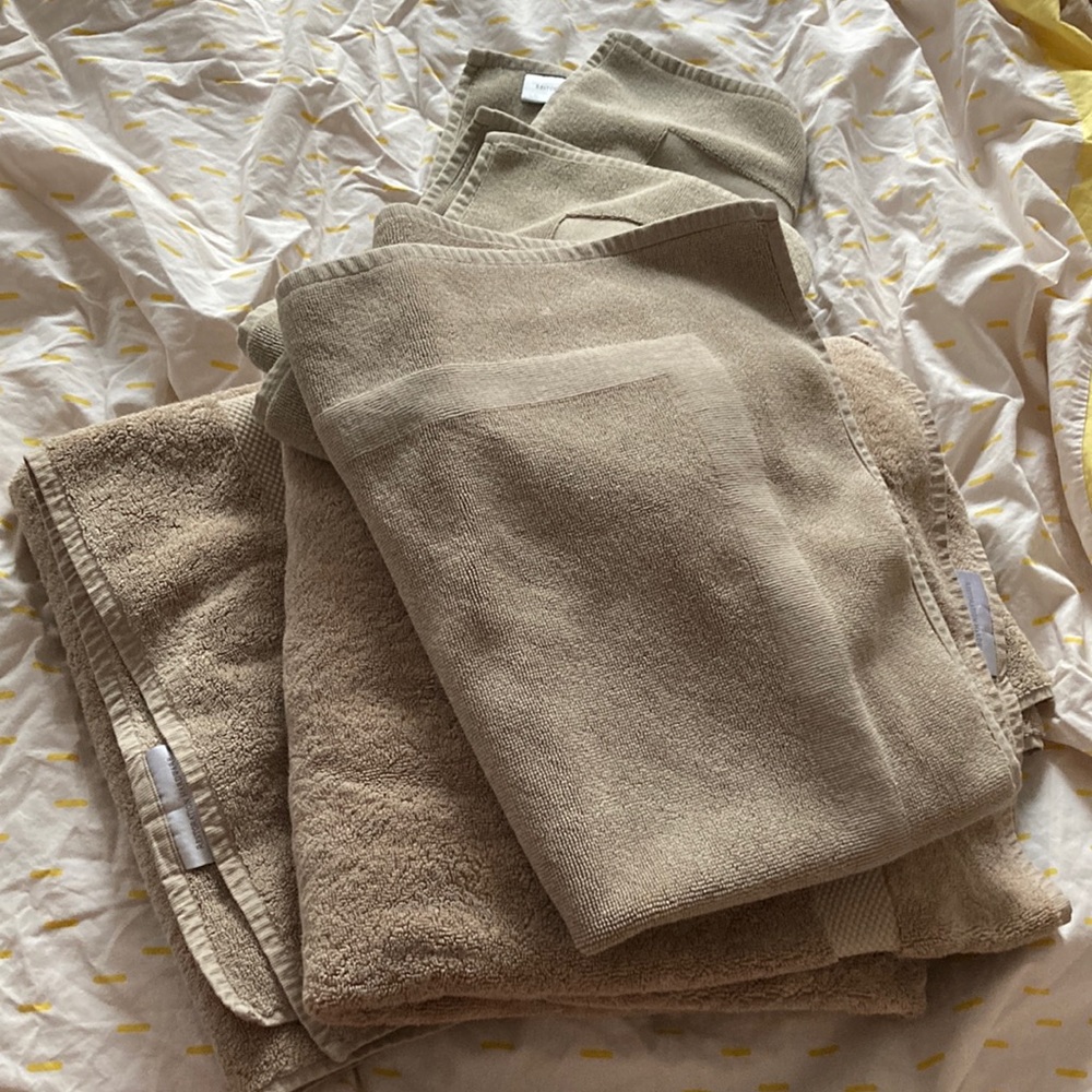 BUNDLE 4pc : 2 towels and 2bath rug sand color